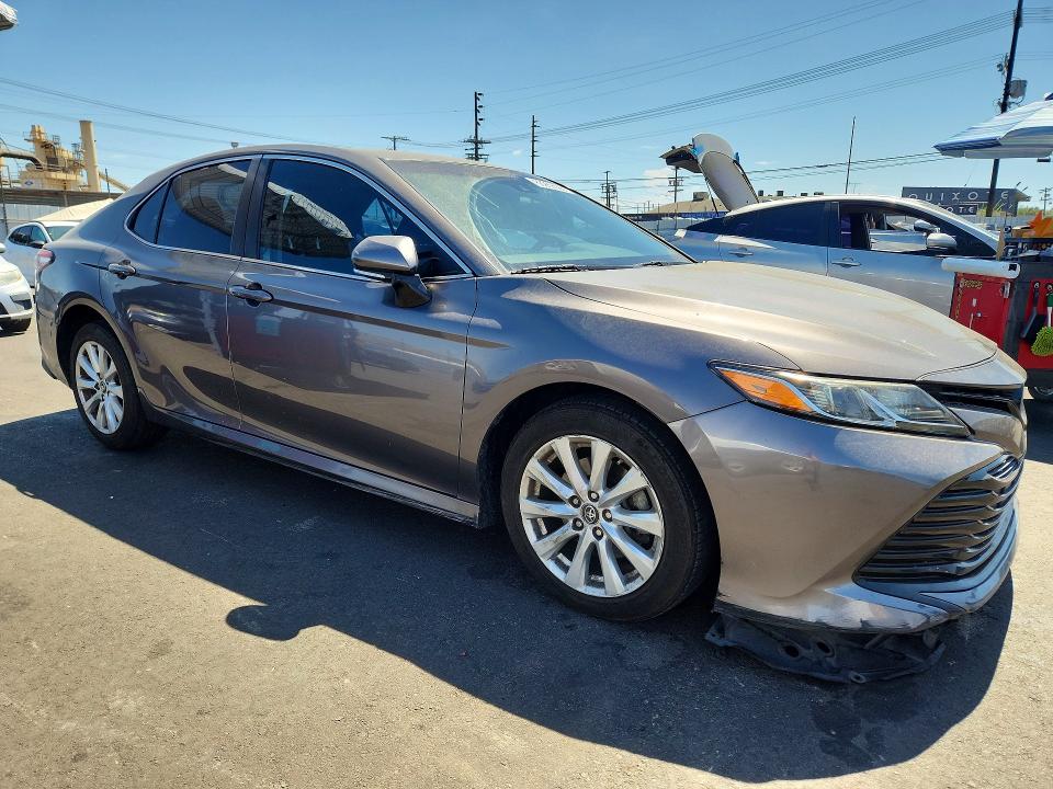 66289606 :رقم المزاد ، 4T1B11HK5JU526325 vin ، 2018 Toyota Camry مزاد بيع