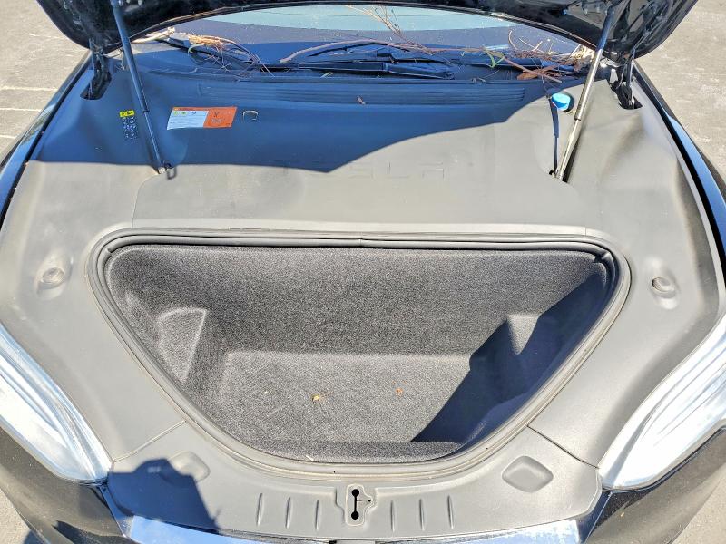 65581706 :رقم المزاد ، 5YJSA1E22JF266757 vin ، 2018 Tesla Model S مزاد بيع
