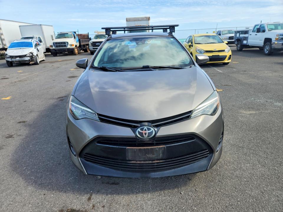 65938536 :رقم المزاد ، 5YFBURHE4JP765463 vin ، 2018 Toyota Corolla مزاد بيع