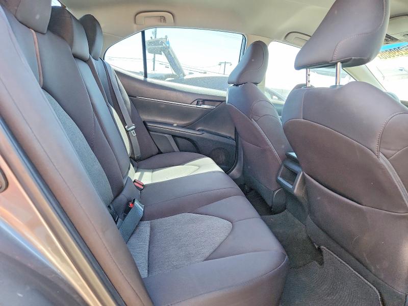 66289606 :رقم المزاد ، 4T1B11HK5JU526325 vin ، 2018 Toyota Camry مزاد بيع