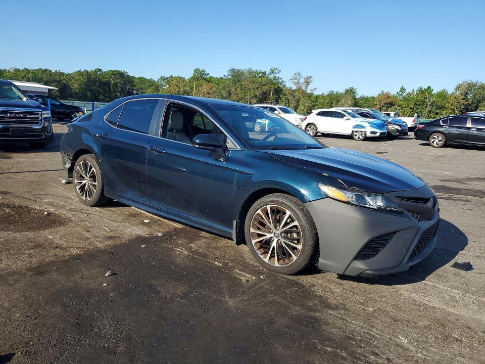 66936116 :رقم المزاد ، 4T1B11HK1JU583587 vin ، 2018 Toyota Camry مزاد بيع