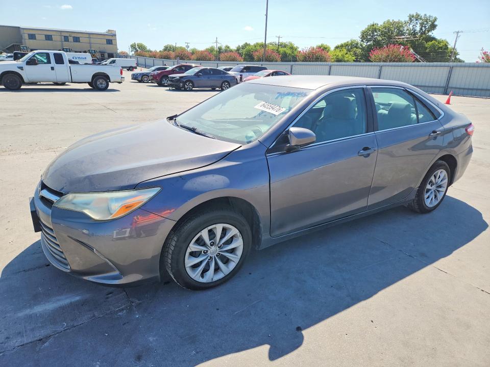 64559476 :رقم المزاد ، 4T1BF1FK2FU972427 vin ، 2015 Toyota Camry مزاد بيع