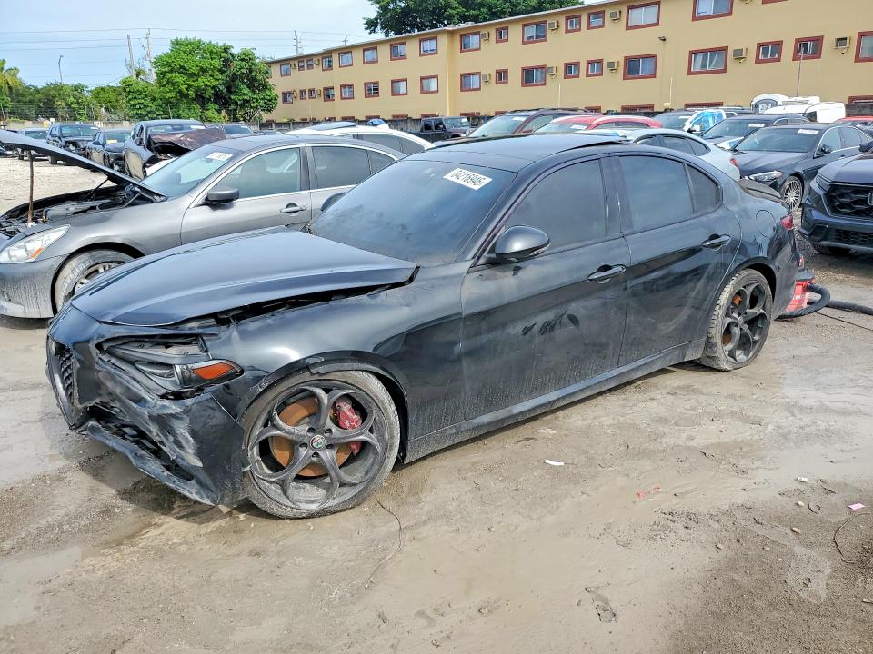 64216946 :رقم المزاد ، ZARFAECN2H7559683 vin ، 2017 Alfa Romeo Giulia مزاد بيع