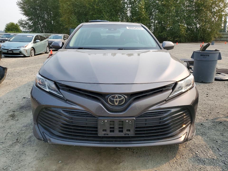60954976 :رقم المزاد ، 4T1B11HK0JU049660 vin ، 2018 Toyota Camry مزاد بيع