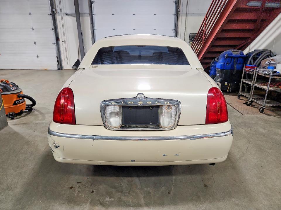 67040816 :رقم المزاد ، 1LNHM83W1YY914126 vin ، 2000 Lincoln Town Car مزاد بيع