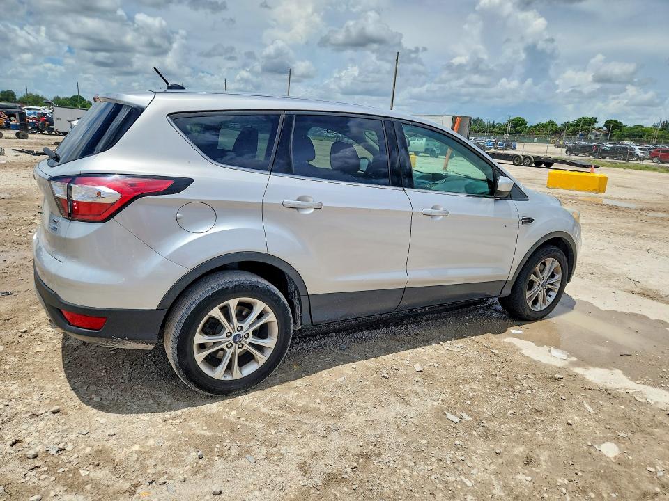 64139166 :رقم المزاد ، 1FMCU9G95HUD44661 vin ، 2017 Ford Escape مزاد بيع