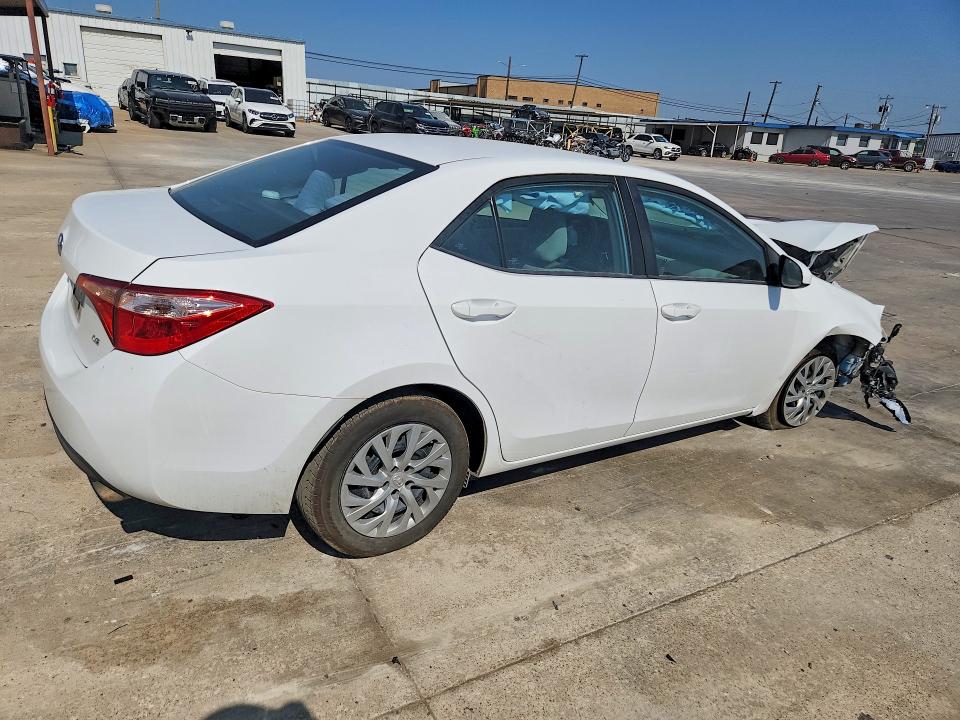 63418846 :رقم المزاد ، 2T1BURHE8JC121321 vin ، 2018 Toyota Corolla مزاد بيع