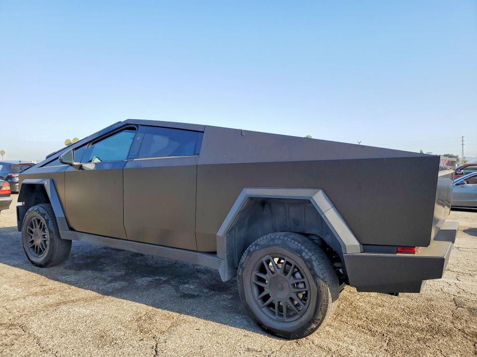 63774936 :رقم المزاد ، 7G2CEHED8RA040263 vin ، 2024 Tesla Cybertruck مزاد بيع