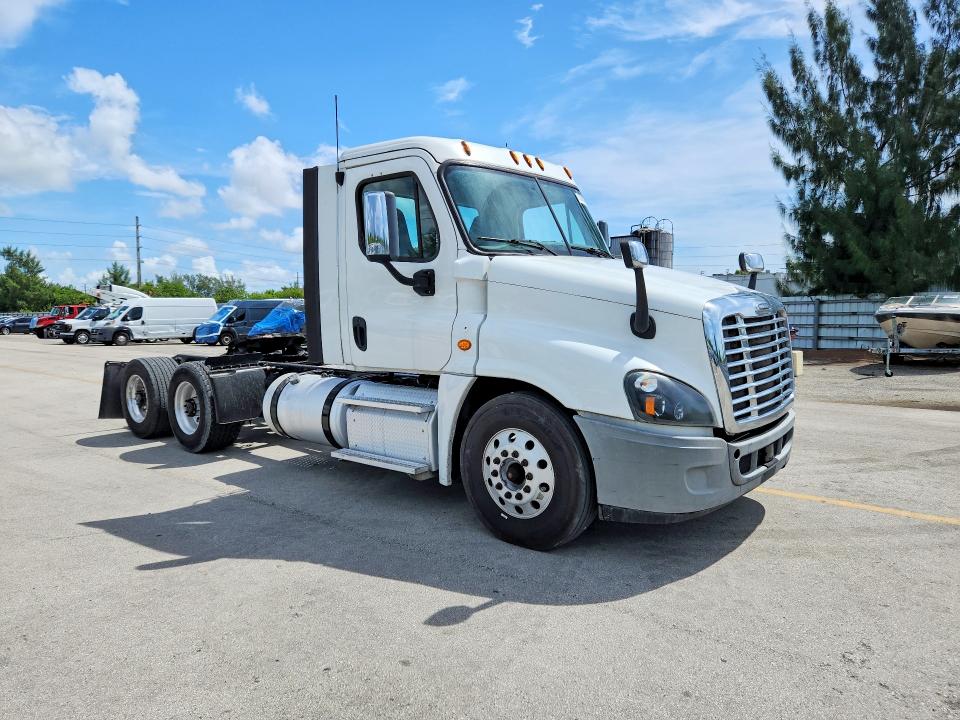 65948986 :رقم المزاد ، 1FUGGEDV0JLHB4053 vin ، 2018 Freightliner Cascadia 125 مزاد بيع