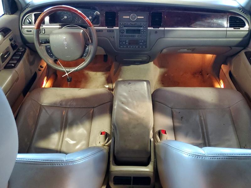 2011 Lincoln Town Car მანქანა იყიდება აუქციონზე, vin: 2LNBL8CVXBX761236, აუქციონის ნომერი: 63425236