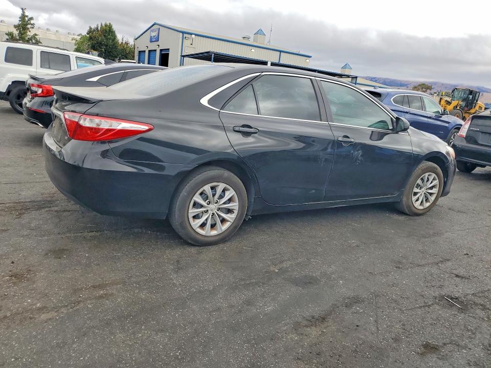 65212386 :رقم المزاد ، 4T1BF1FK3HU374074 vin ، 2017 Toyota Camry مزاد بيع