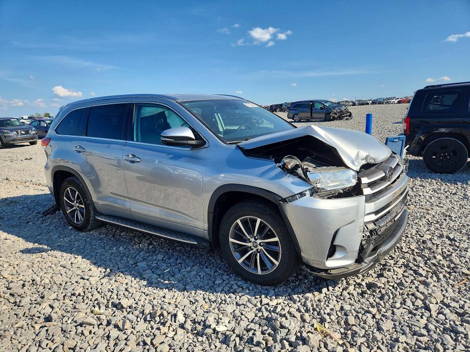 67322646 :رقم المزاد ، 5TDKZRFH0JS279464 vin ، 2018 Toyota Highlander مزاد بيع