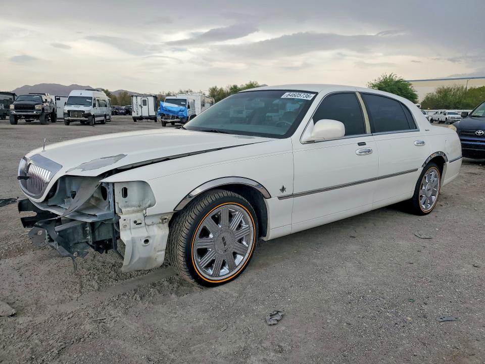 64605736 :رقم المزاد ، 1LNHM81W23Y639121 vin ، 2003 Lincoln Town Car مزاد بيع