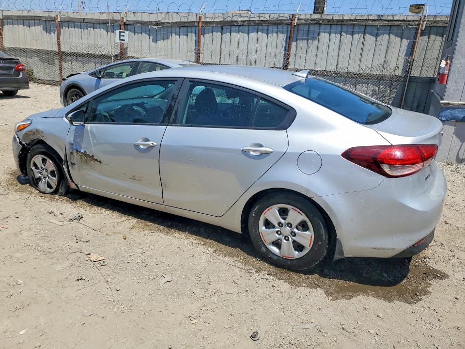 63767136 :رقم المزاد ، 3KPFK4A77JE271671 vin ، 2018 Kia Forte مزاد بيع