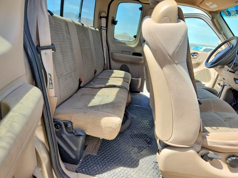 65809926 :رقم المزاد ، 1FTRX18L02NB60389 vin ، 2002 Ford F150 مزاد بيع