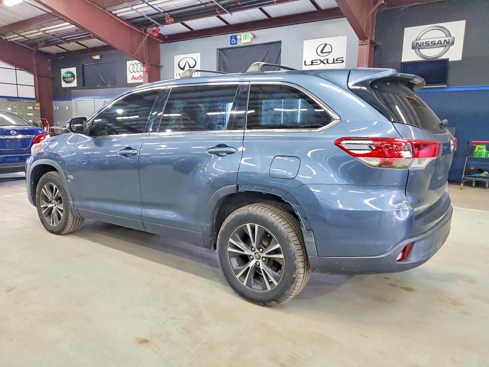 64264406 :رقم المزاد ، 5TDZZRFH9JS241083 vin ، 2018 Toyota Highlander مزاد بيع