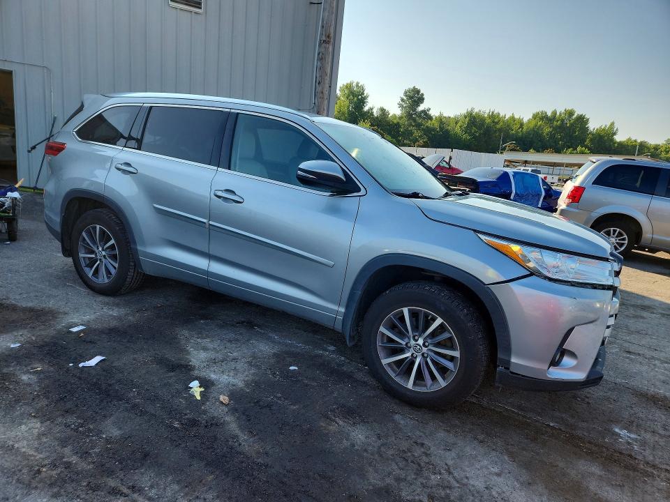 Продаж на аукціоні авто 2017 Toyota Highlander, vin: 5TDJZRFH8HS508995, номер лоту: 62882106