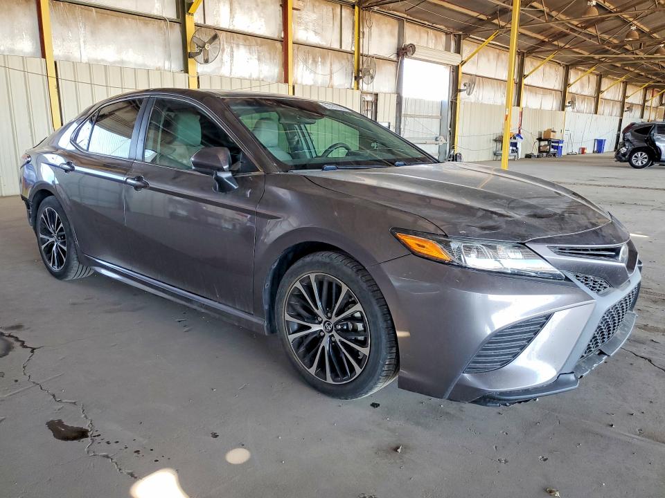 65181826 :رقم المزاد ، 4T1B11HK4JU612015 vin ، 2018 Toyota Camry مزاد بيع