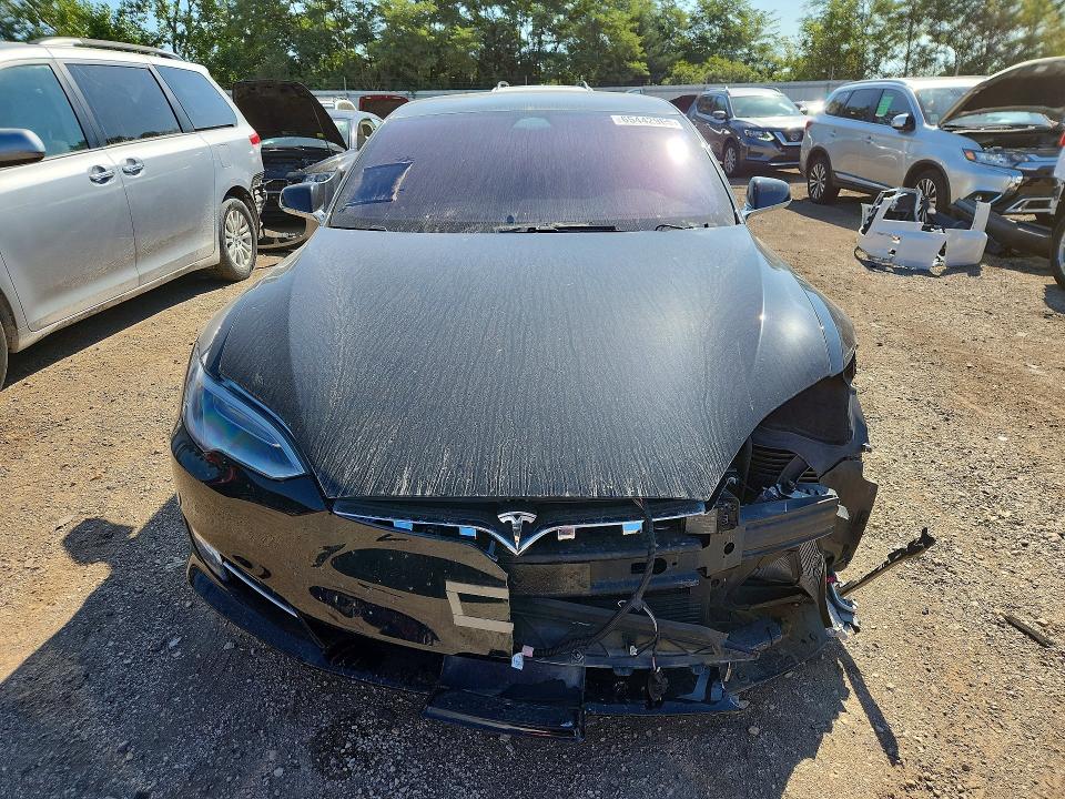 65442966 :رقم المزاد ، 5YJSA1E23JF281638 vin ، 2018 Tesla Model S مزاد بيع
