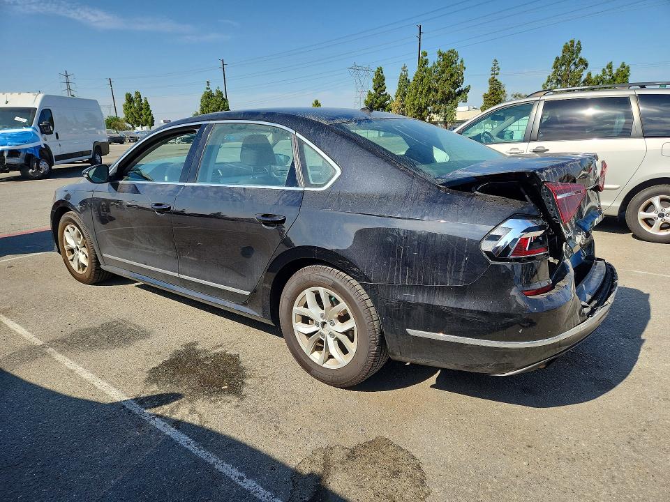 64653036 :رقم المزاد ، 1VWAT7A38HC020260 vin ، 2017 Volkswagen Passat مزاد بيع