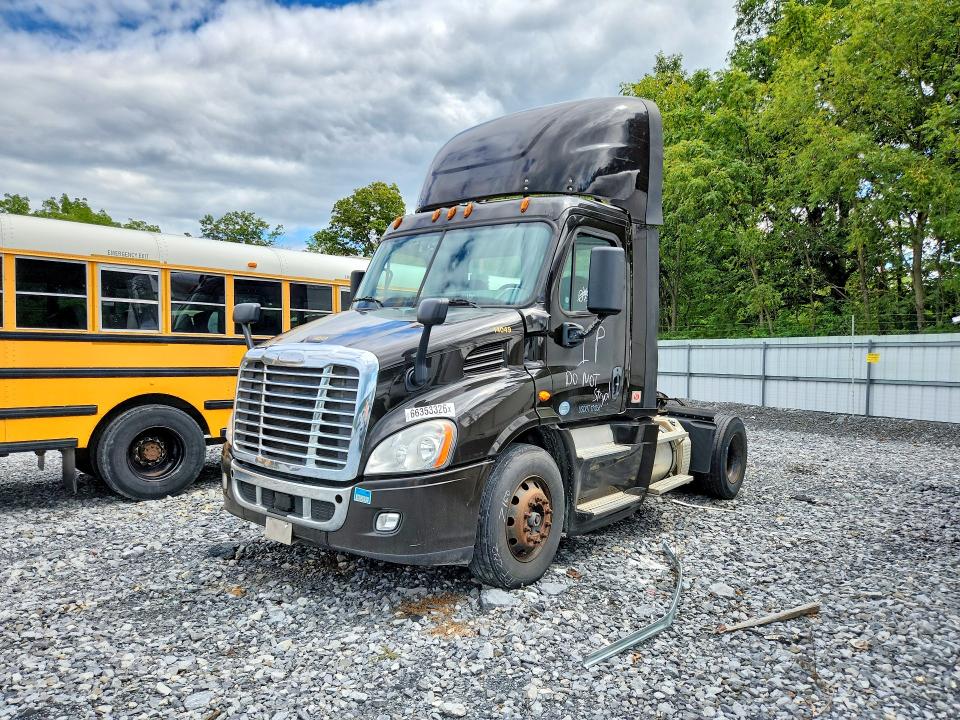 2015 Freightliner Cascadia მანქანა იყიდება აუქციონზე, vin: 1FUBGBDV7FLGD8301, აუქციონის ნომერი: 66353326