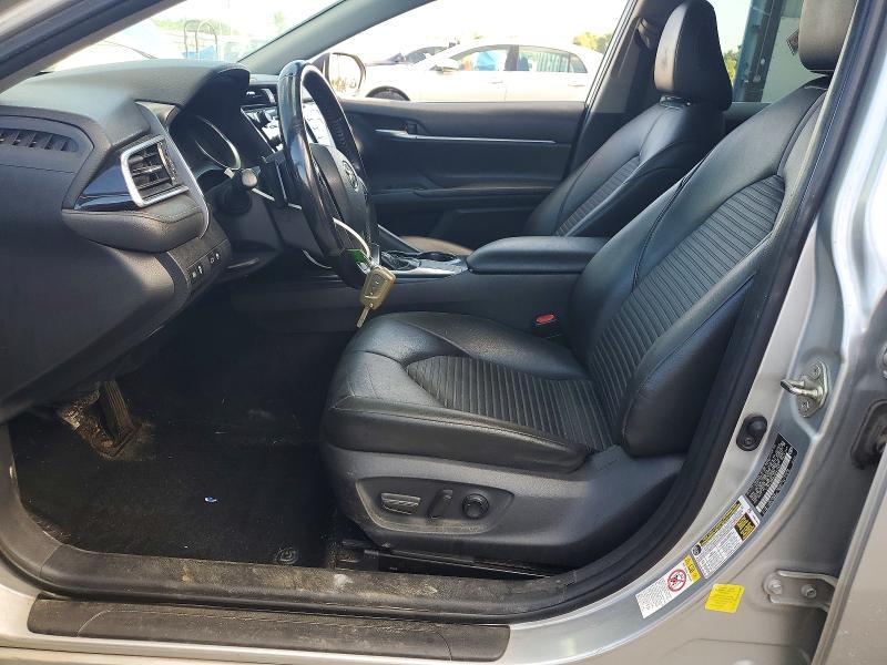64784866 :رقم المزاد ، 4T1B11HK6JU044463 vin ، 2018 Toyota Camry مزاد بيع