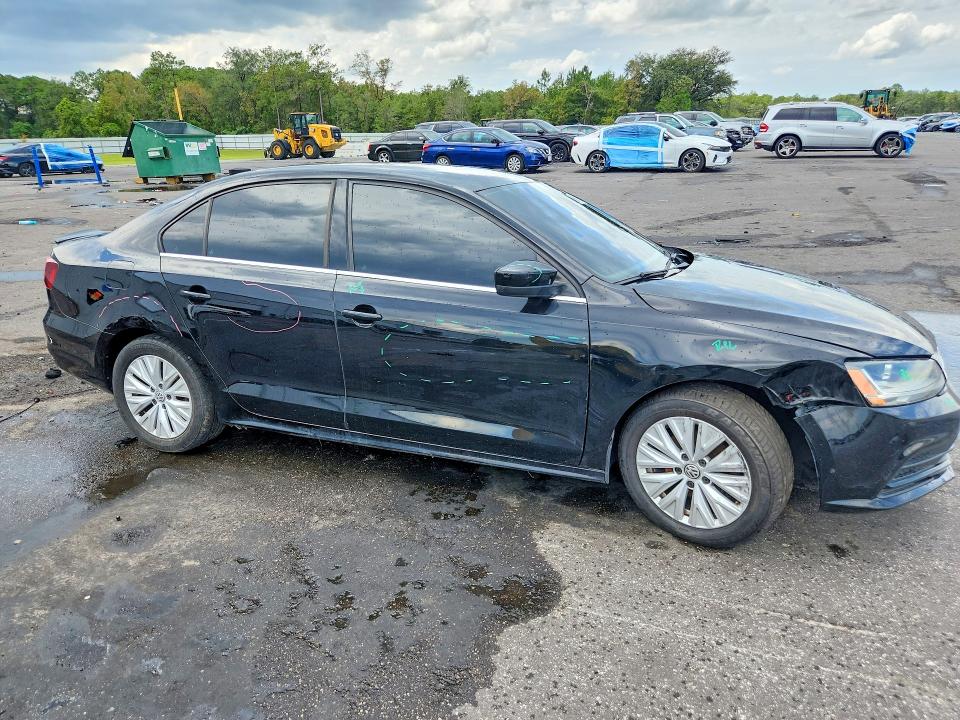 66174616 :رقم المزاد ، 3VW2B7AJXHM327451 vin ، 2017 Volkswagen Jetta مزاد بيع