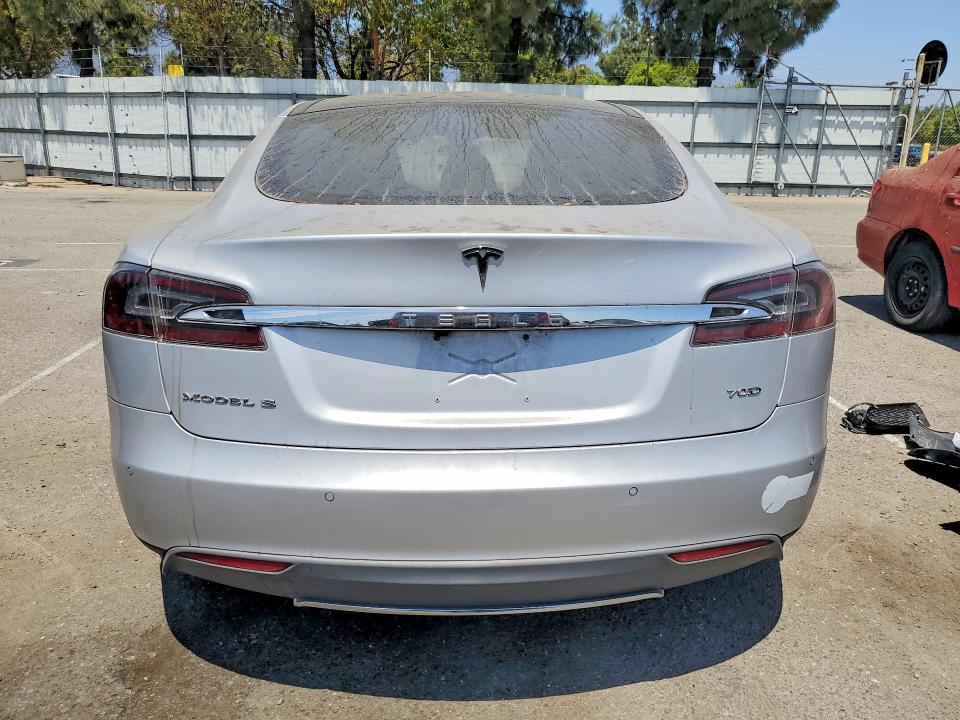 63621996 :رقم المزاد ، 5YJSA1E28FF117373 vin ، 2015 Tesla Model S مزاد بيع