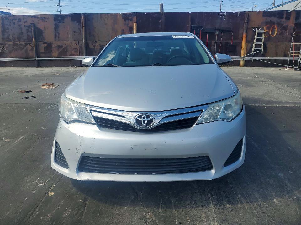 64420966 :رقم المزاد ، 4T4BF1FK7CR164981 vin ، 2012 Toyota Camry مزاد بيع