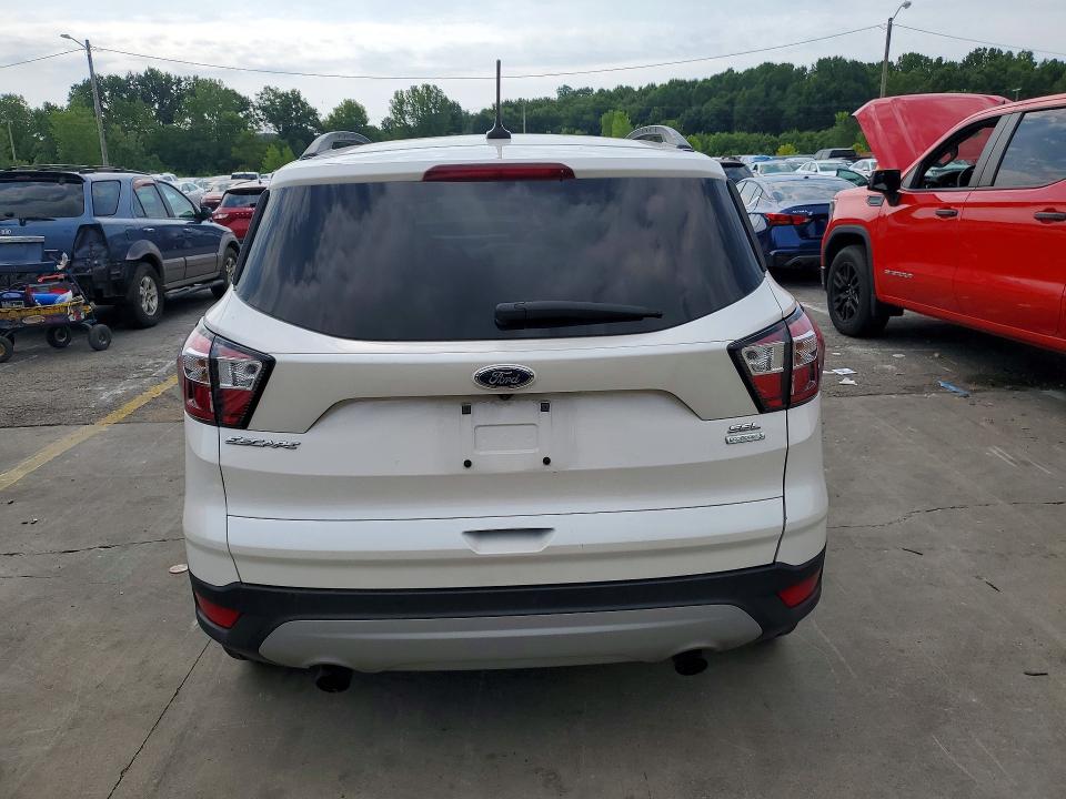 63522126 :رقم المزاد ، 1FMCU0HD5JUA41142 vin ، 2018 Ford Escape مزاد بيع