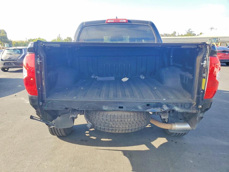 63768296 :رقم المزاد ، 5TFAY5F15MX011616 vin ، 2021 Toyota Tundra مزاد بيع