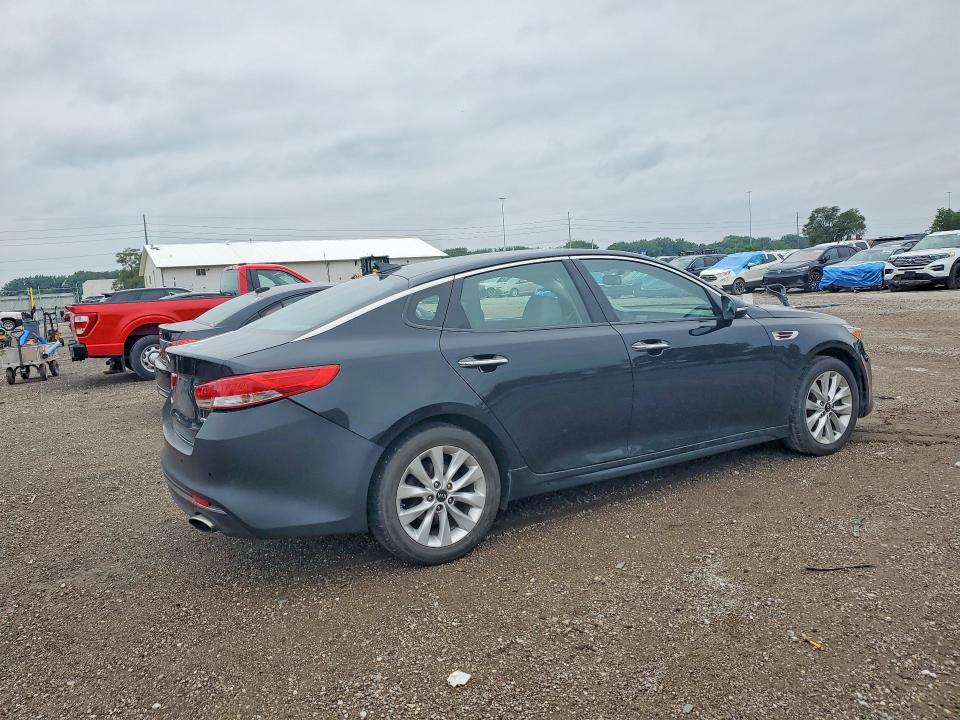 2017 Kia Optima მანქანა იყიდება აუქციონზე, vin: 5XXGU4L38HG137598, აუქციონის ნომერი: 64147236