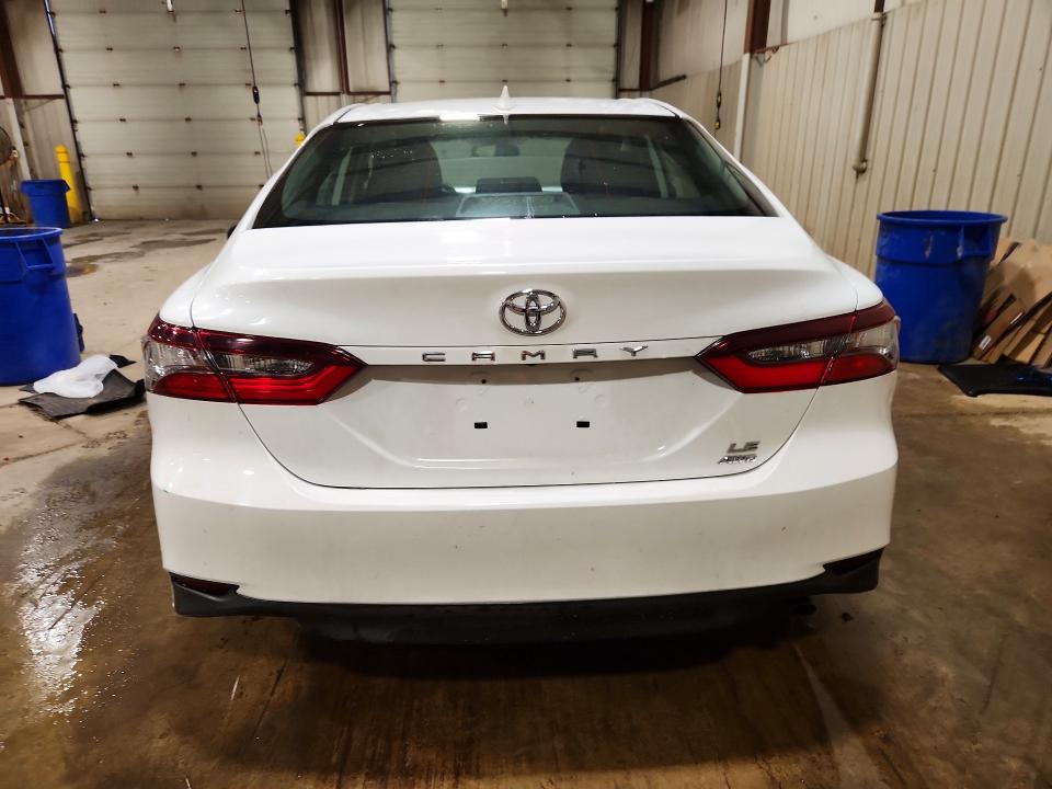 63911916 :رقم المزاد ، 4T1C11BKXMU032284 vin ، 2021 Toyota Camry مزاد بيع
