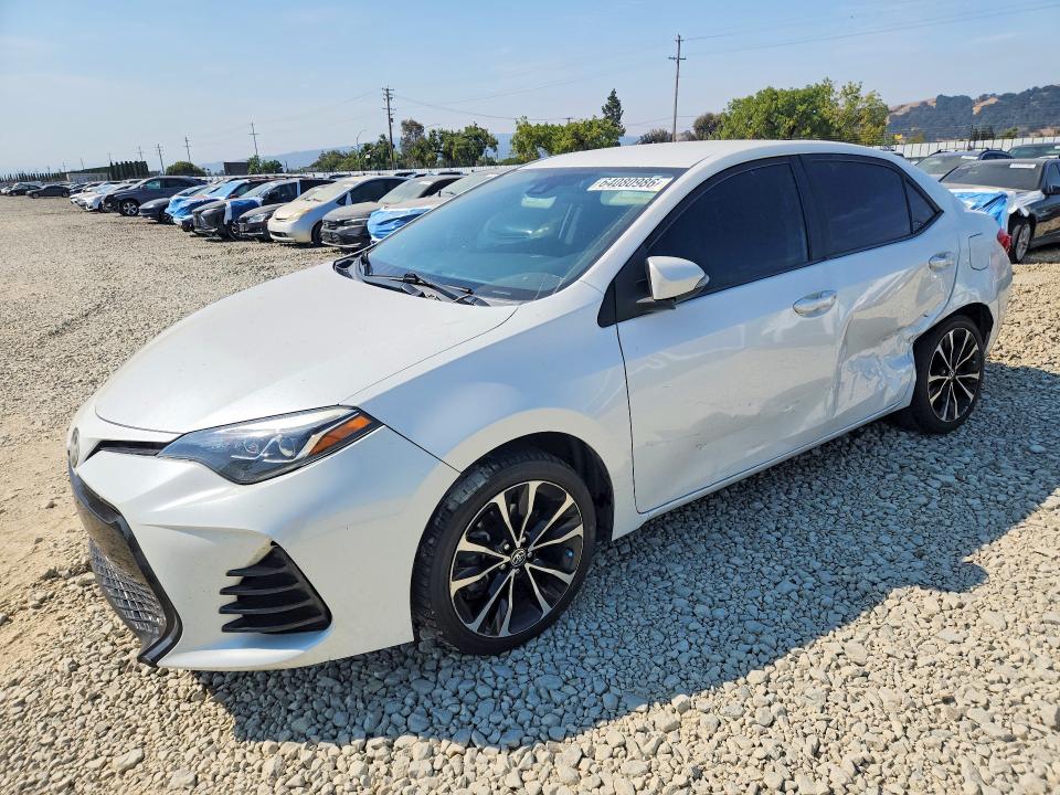 64080986 :رقم المزاد ، 5YFBURHE9JP770478 vin ، 2018 Toyota Corolla مزاد بيع