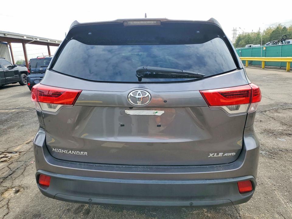 2018 Toyota Highlander მანქანა იყიდება აუქციონზე, vin: 5TDJZRFH4JS534807, აუქციონის ნომერი: 64615476