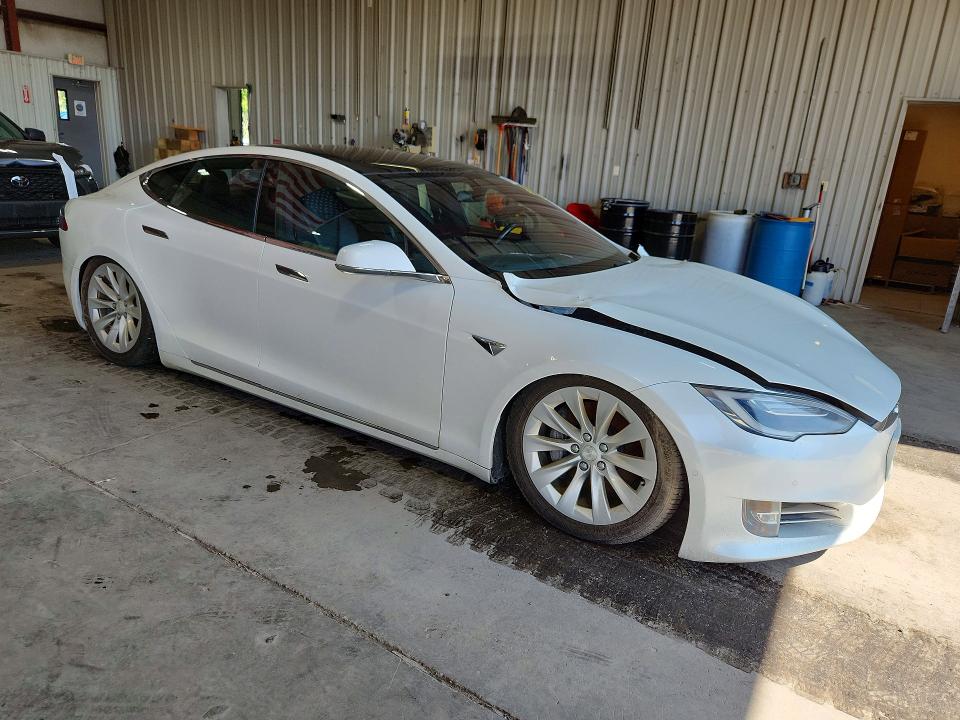 63131826 :رقم المزاد ، 5YJSA1E24LF359444 vin ، 2020 Tesla Model S مزاد بيع