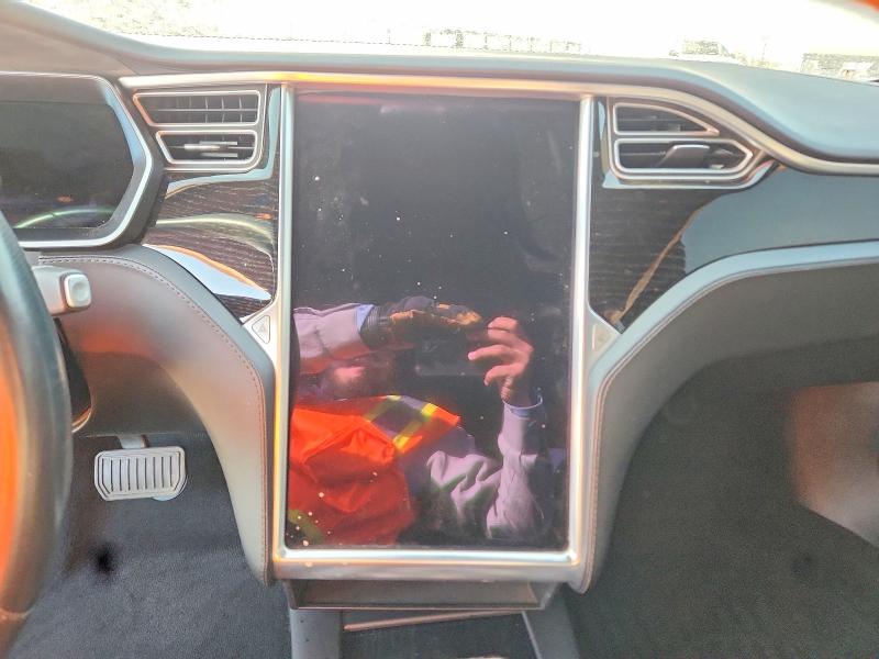 67289606 :رقم المزاد ، 5YJSA1E17HF206538 vin ، 2017 Tesla Model S مزاد بيع
