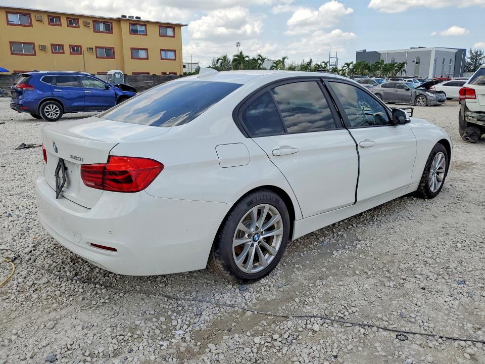 2017 Bmw 320 მანქანა იყიდება აუქციონზე, vin: WBA8E1G39HNU18823, აუქციონის ნომერი: 64557816