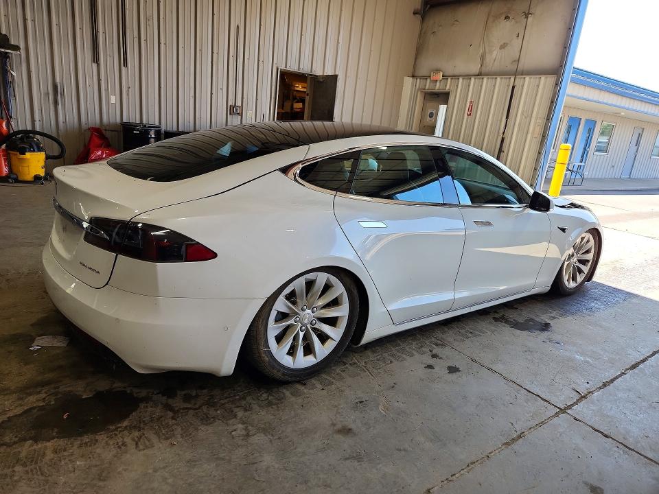 63131826 :رقم المزاد ، 5YJSA1E24LF359444 vin ، 2020 Tesla Model S مزاد بيع