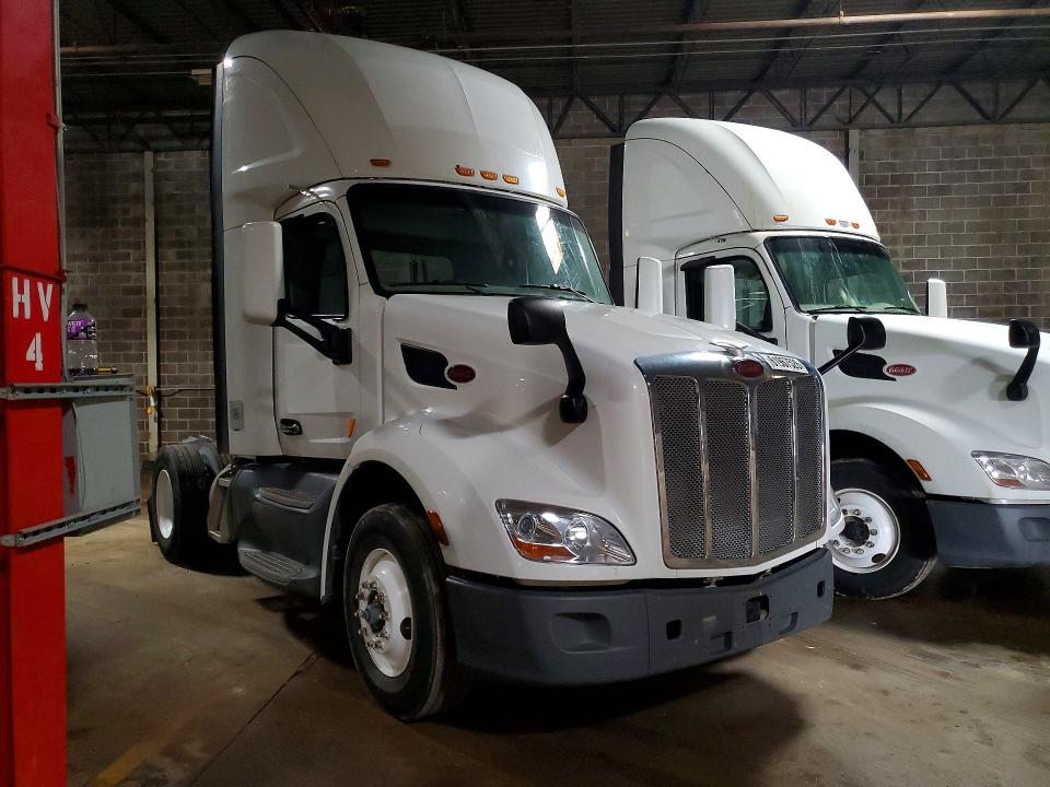 61967526 :رقم المزاد ، 1XPBA48X7HD428519 vin ، 2017 Peterbilt 579 مزاد بيع