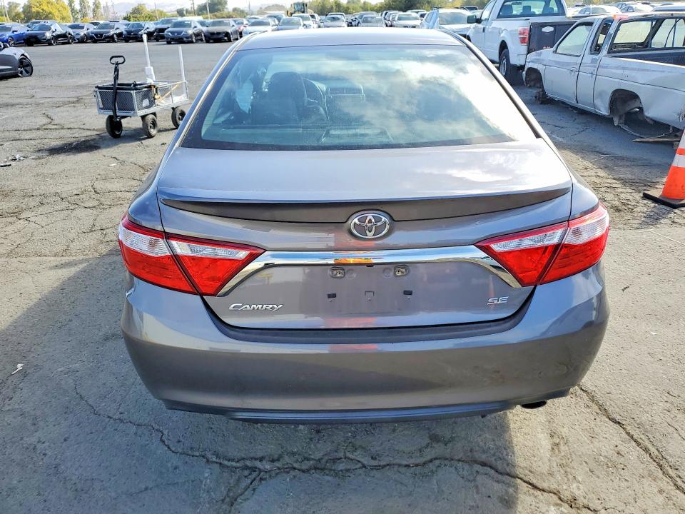 63889346 :رقم المزاد ، 4T1BF1FK5HU305208 vin ، 2017 Toyota Camry مزاد بيع