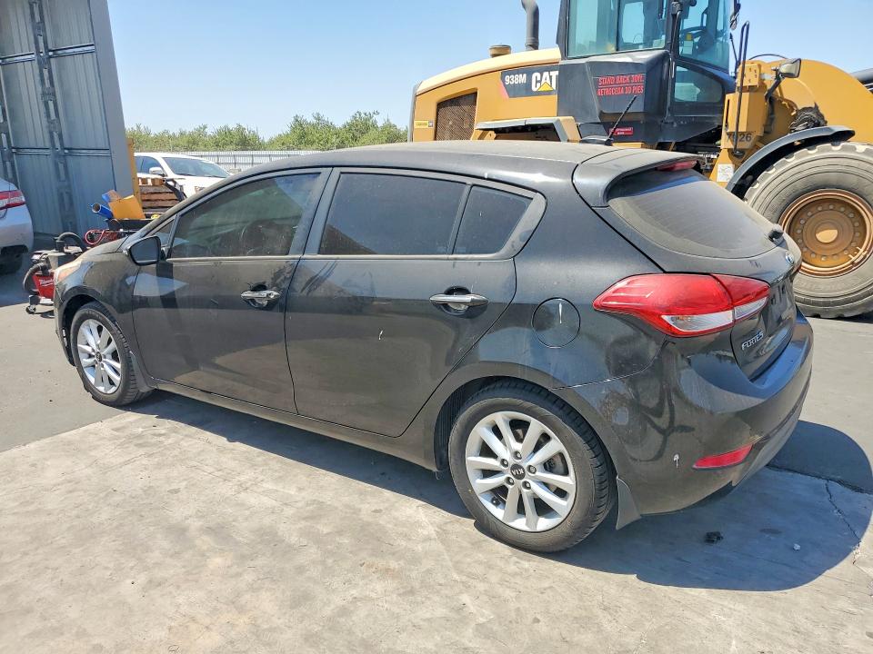 64078056 :رقم المزاد ، KNAFK5A81H5686843 vin ، 2017 Kia Forte5 مزاد بيع