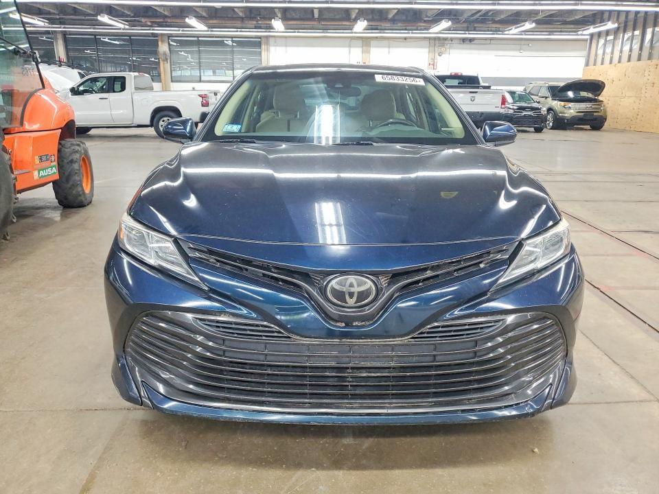 65833256 :رقم المزاد ، 4T1B11HK5JU531265 vin ، 2018 Toyota Camry مزاد بيع