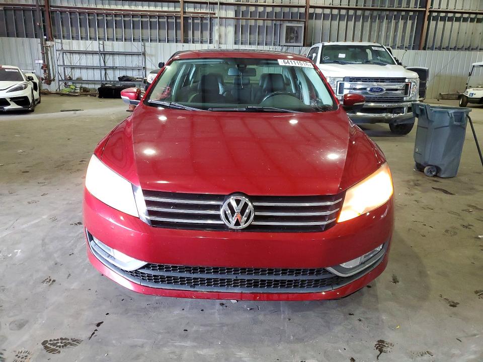 64111516 :رقم المزاد ، 1VWBS7A35FC064611 vin ، 2015 Volkswagen Passat مزاد بيع