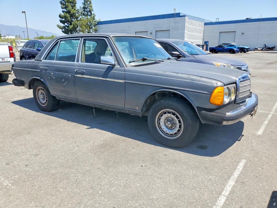 64330766 :رقم المزاد ، WDBAB33A2DB031019 vin ، 1983 Mercedes-benz 300 مزاد بيع