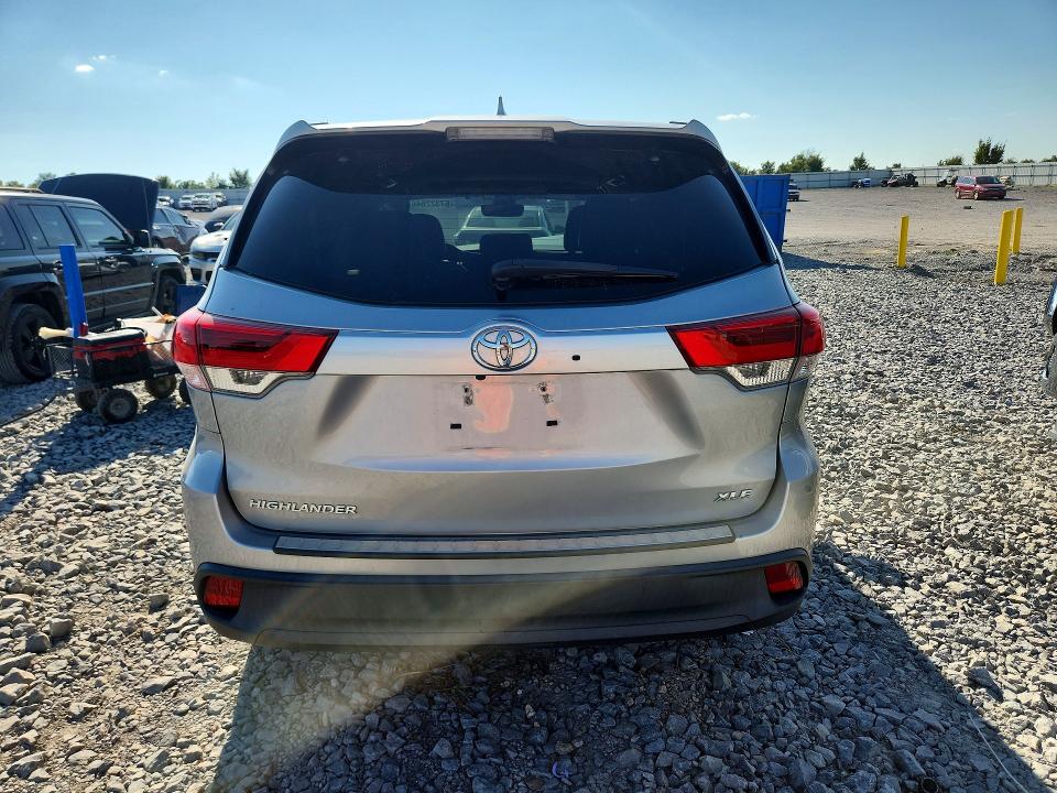 67322646 :رقم المزاد ، 5TDKZRFH0JS279464 vin ، 2018 Toyota Highlander مزاد بيع