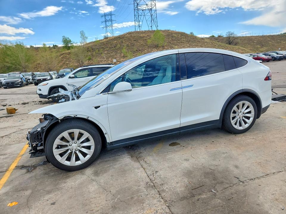 Продажа на аукционе авто 2018 Tesla Model X, vin: 5YJXCDE21JF112039, номер лота: 65048536