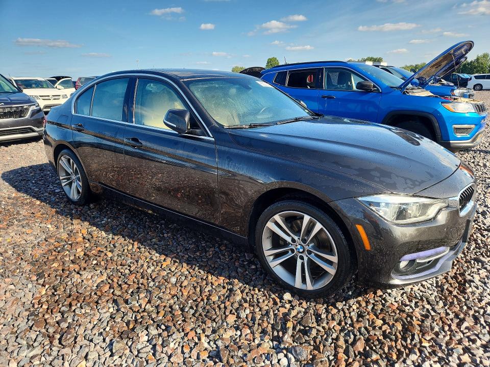 65301476 :رقم المزاد ، WBA8D9G51JNU71363 vin ، 2018 Bmw 330 مزاد بيع