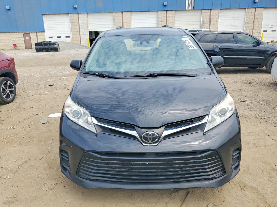 66074226 :رقم المزاد ، 5TDKZ3DC3JS911023 vin ، 2018 Toyota Sienna مزاد بيع