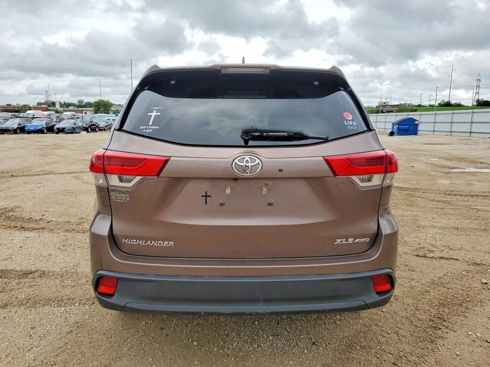 2018 Toyota Highlander მანქანა იყიდება აუქციონზე, vin: 5TDJZRFH8JS875059, აუქციონის ნომერი: 65174976